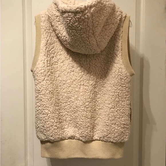 Cream hooded faux Sherpa vest - Picture 2 of 6